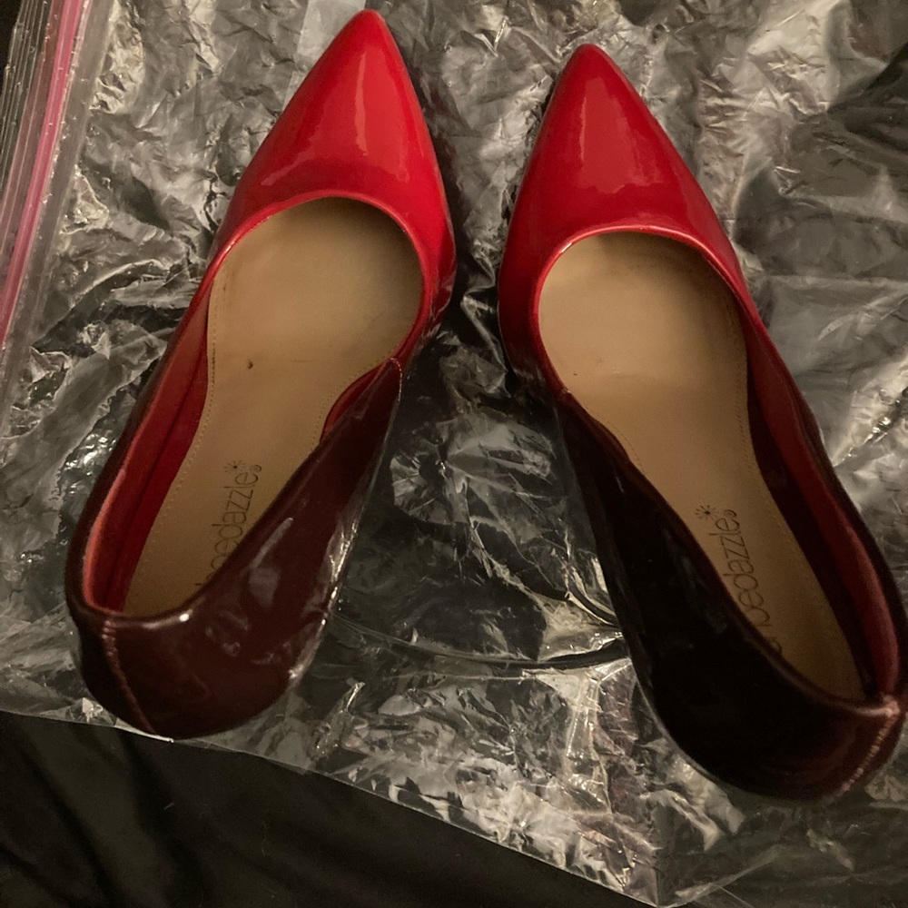 Ombré red and black pumps w/pointed toe. Worn once